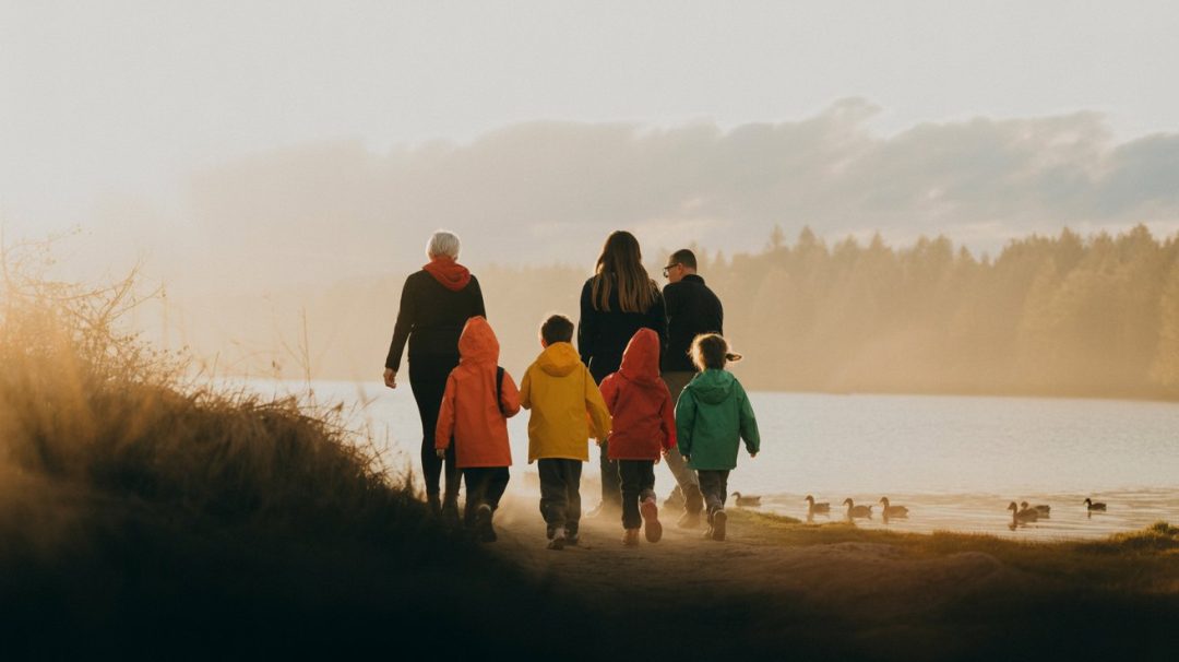 Kindergartenkinder gemeinsam unterwegs